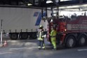 LKW blieb unter Bruecke haengen Koeln Ehrenfeld Innere Kanalstr Hornstr P112